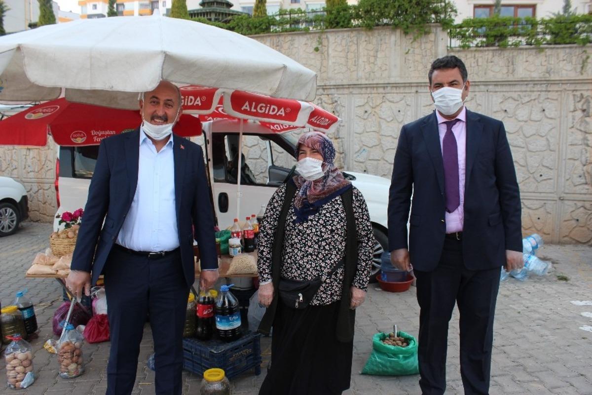Kaymakam Yılmaz ile Başkan T&uuml;rkyılmaz, pazaryerinde teftişte bulundu