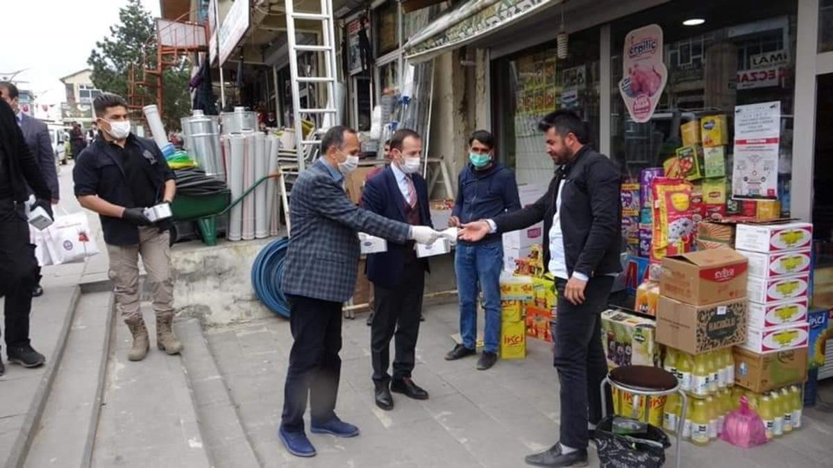 Şemdinli&rsquo;de kadınlar maske &uuml;retmeye başladı