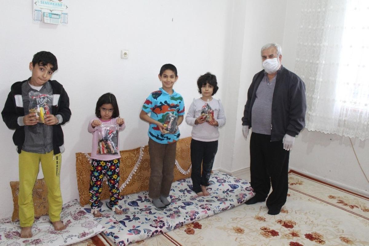 Hayırsever iş adamı Duman &ccedil;ocukları unutmadı