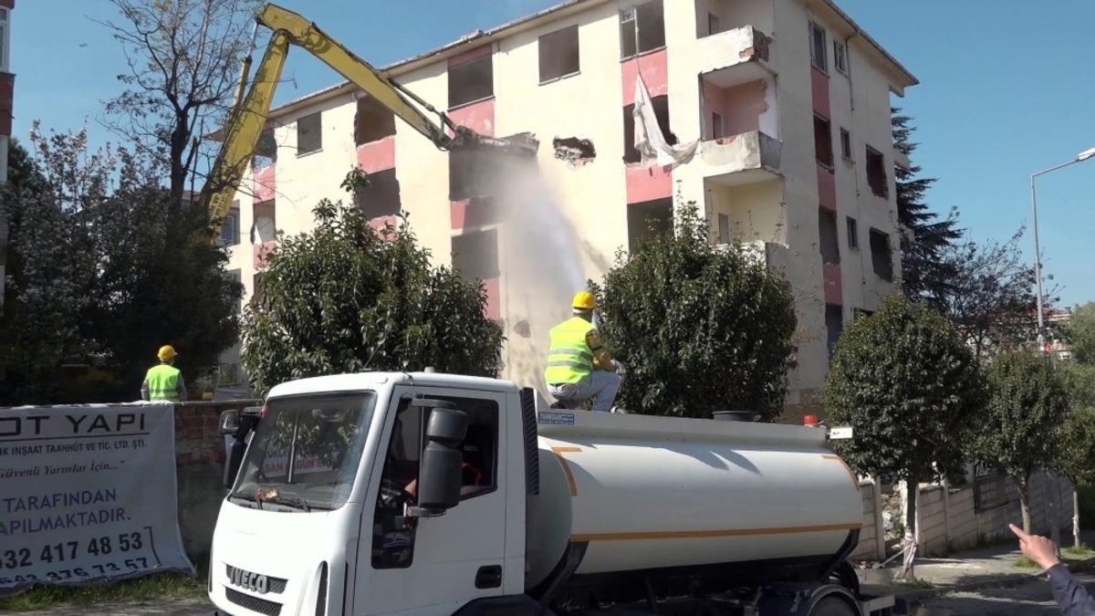 B&uuml;y&uuml;k&ccedil;ekmece&rsquo;de hasar g&ouml;ren binaların yıkımına devam edildi