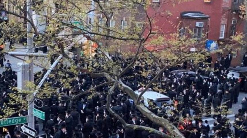 ABD'de d&uuml;zenlenen cenaze t&ouml;reninde sosyal mesafe hi&ccedil;e sayıldı