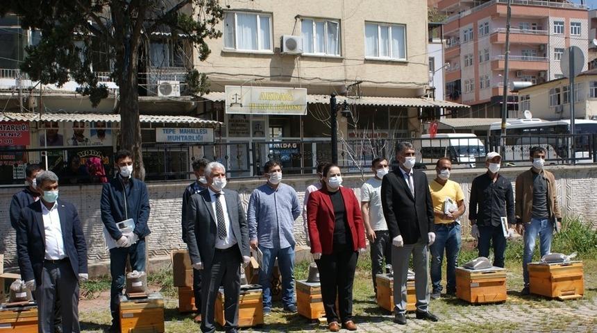 &Ccedil;ermik&rsquo;te 40 &ccedil;ift&ccedil;iye bin 200 kovan dağıtıldı