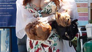 Phoebe Price'a koronavirüs engel olmuyor