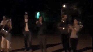 Ramazan davulcusu koronavirüsü manilere taşıdı