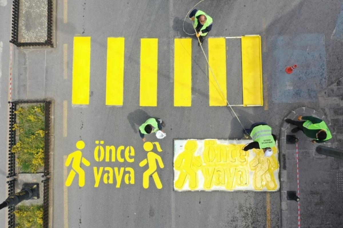 Yaya g&uuml;venliği i&ccedil;in yaya ge&ccedil;ici &ccedil;izgileri yenileniyor