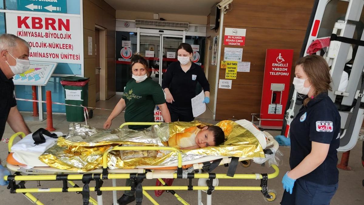 Annesinin otomobilde bıraktı! Motor kısmından bir anda alevler y&uuml;kseldi