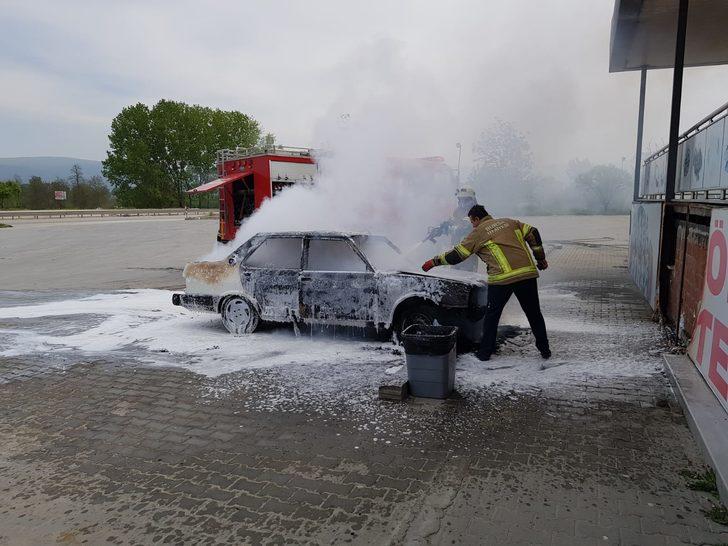 Annesinin otomobilde bıraktı! Motor kısmından bir anda alevler yükseldi G5