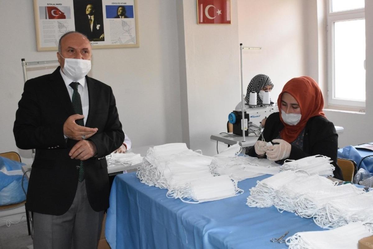 Halk eğitim merkezileri g&uuml;nl&uuml;k 20 bin maske &uuml;retiyor