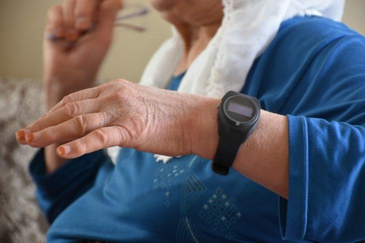 Tarsus’ta Alzheimer ve demans hastaları ile yaşlılara ‘Akıllı Bileklik’ uygulaması başladı G1
