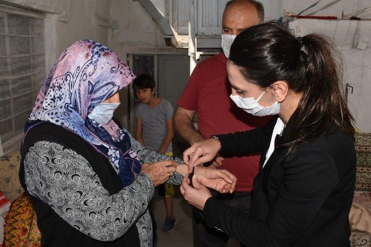 Tarsus’ta Alzheimer ve demans hastaları ile yaşlılara ‘Akıllı Bileklik’ uygulaması başladı G2