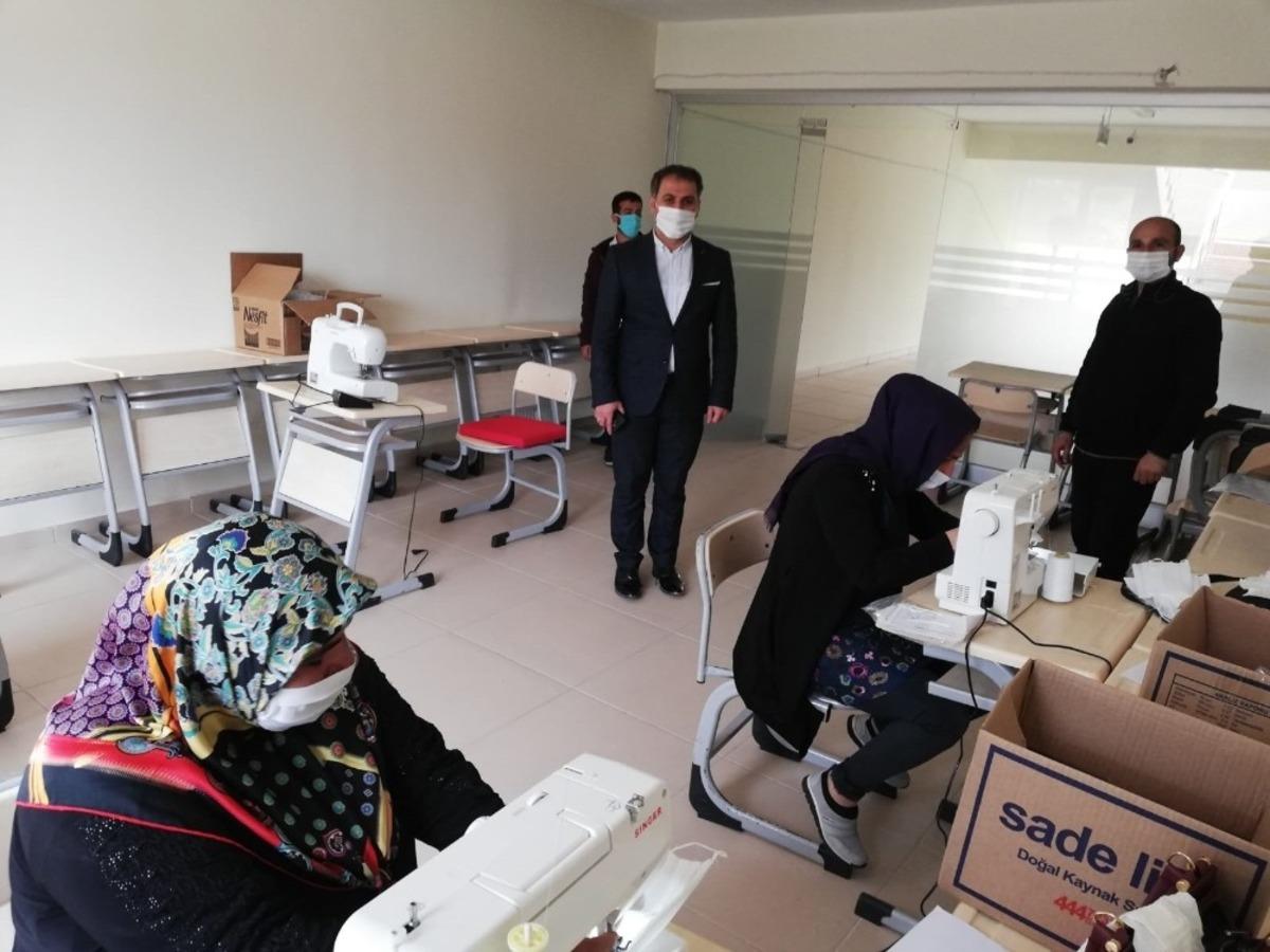 Gerc&uuml;ş Halk Eğitim Merkezinde maske &uuml;retimine başlandı