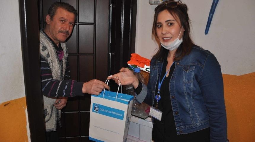 Başkan Deniz K&ouml;ken&rsquo;in maske hediyesi mutlu etti