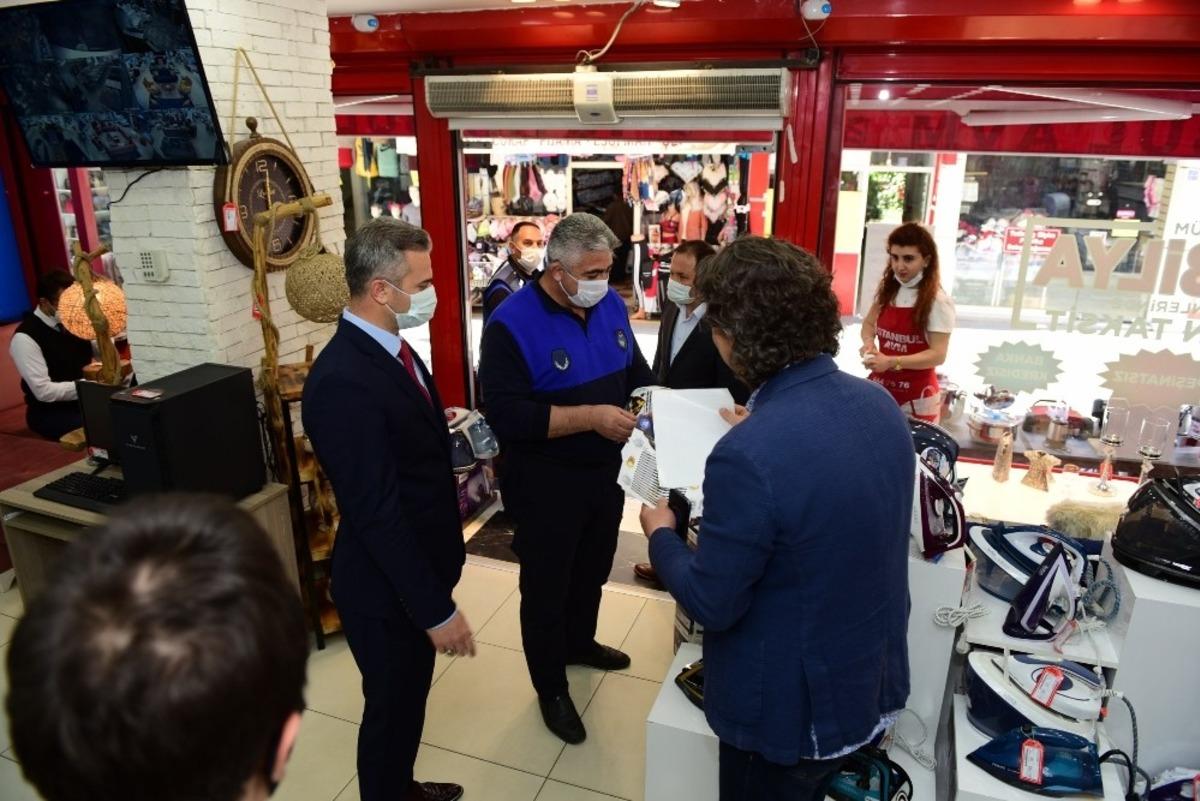 &Ccedil;orum&rsquo;da Belediyesi esnafa maske ve sol&uuml;syon dağıttı