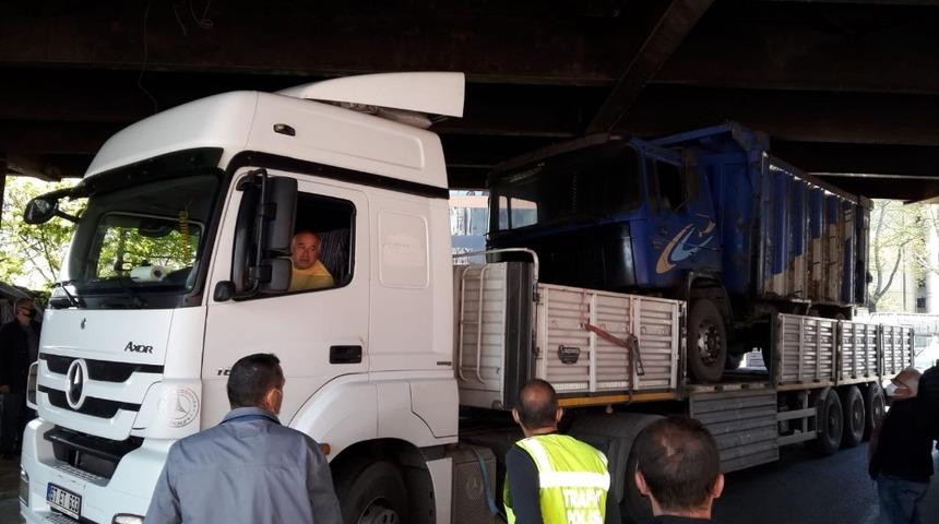 Tır köprüye sıkıştı