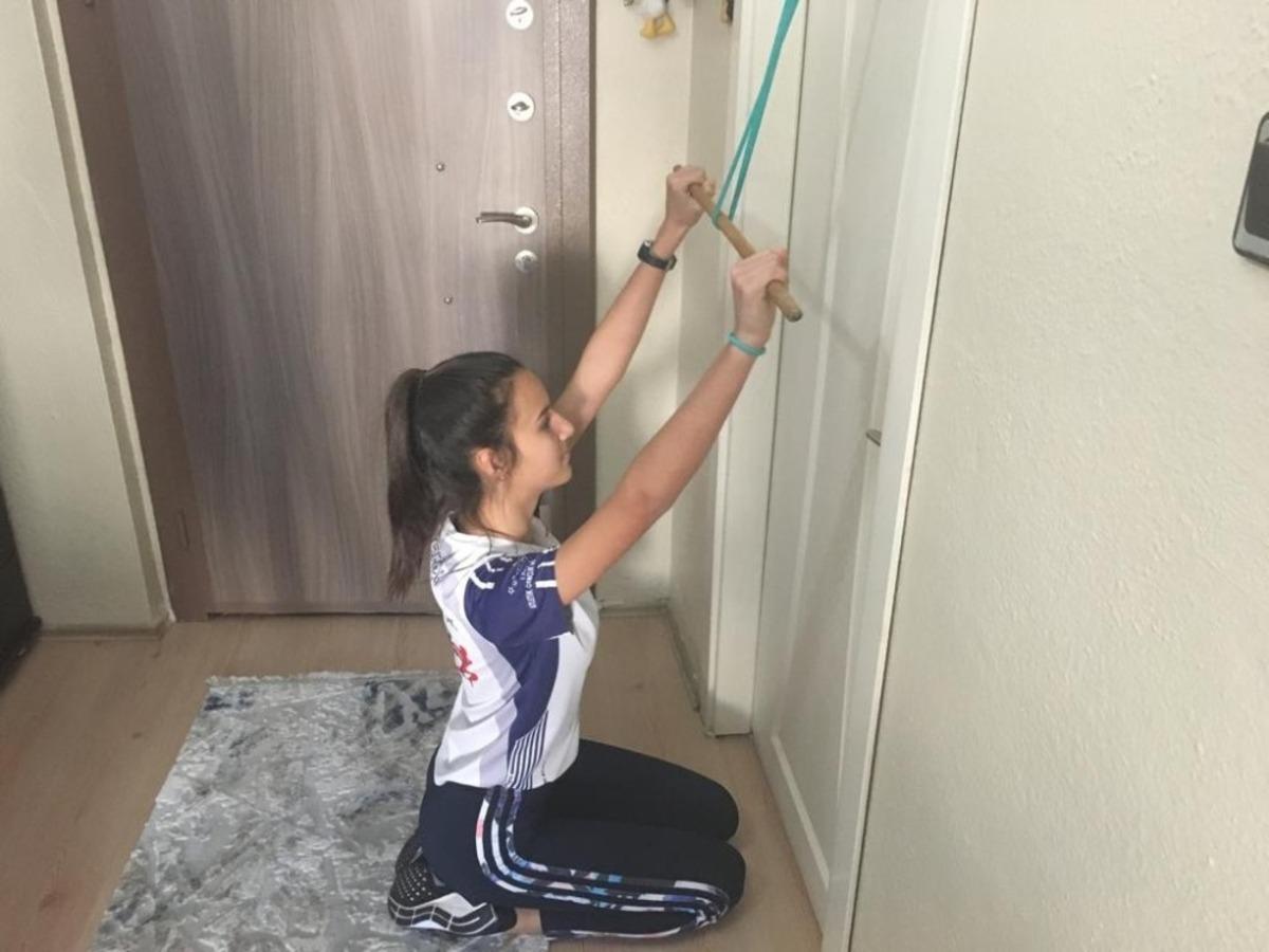 Erdek&rsquo;li atletler evlerinde &ccedil;alışıyor