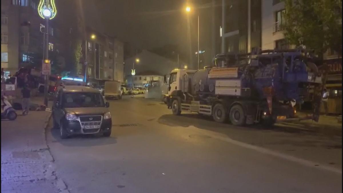 Şişli'de yol &ccedil;alışması sırasında doğalgaz ve su borusu patladı
