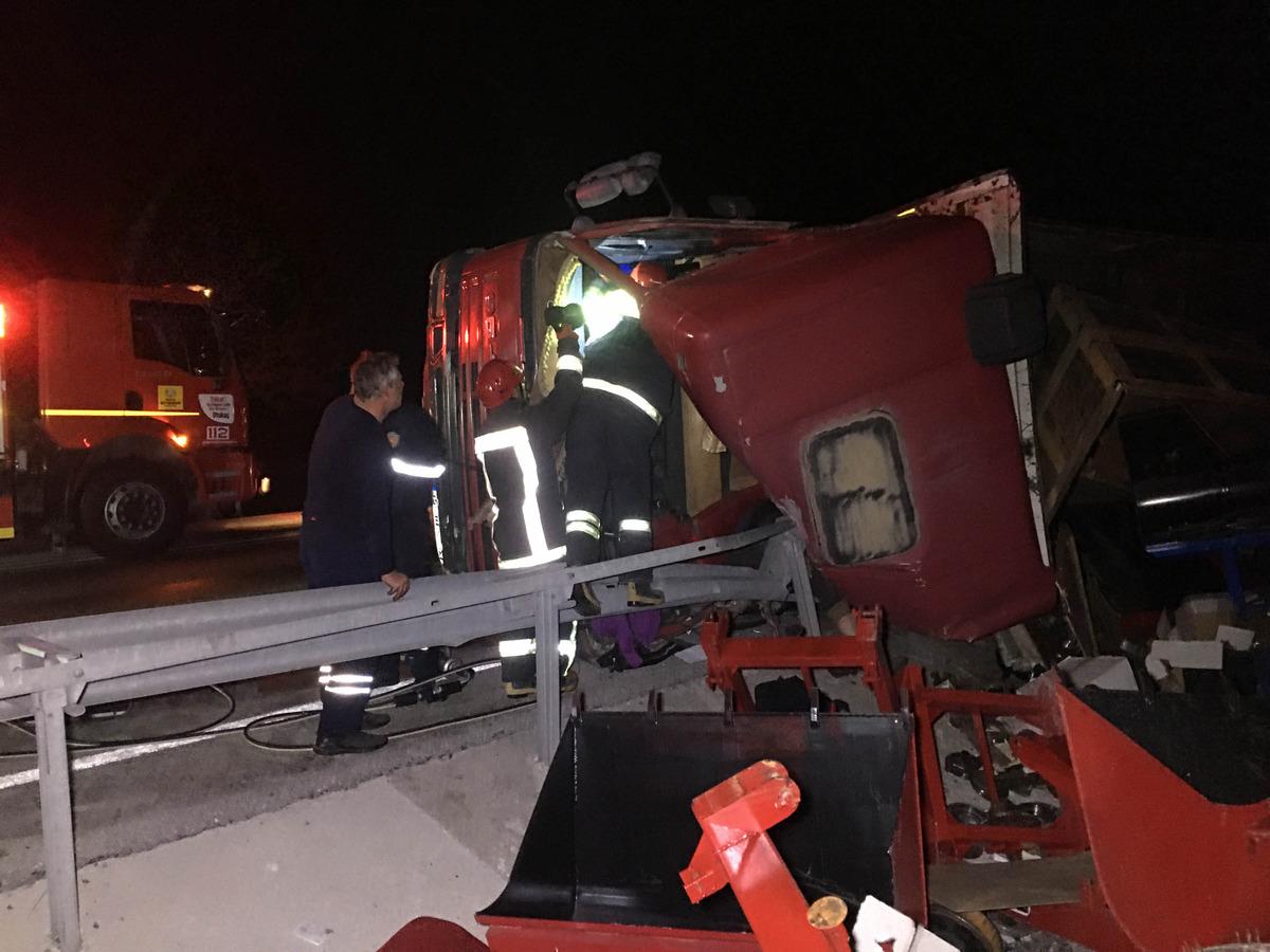 Ata &ccedil;arpan TIR'ın s&uuml;r&uuml;c&uuml;s&uuml; hayatını kaybetti