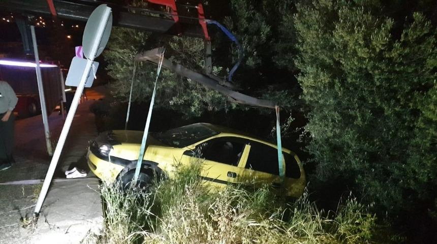 Dur ihtarına uymayan alkoll&uuml; s&uuml;r&uuml;c&uuml; şarampole u&ccedil;tu