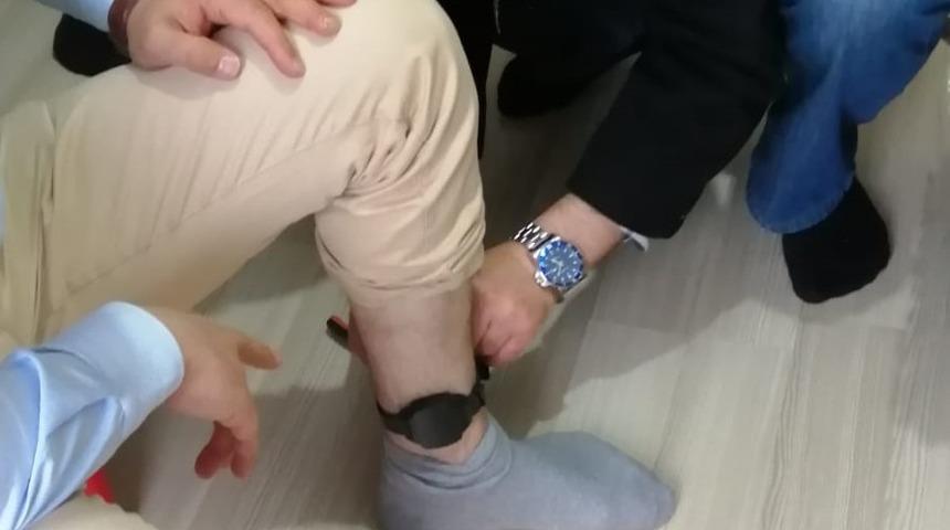 Ayak bileğine takılan elektronik kelep&ccedil;e ile ev hapsi başladı
