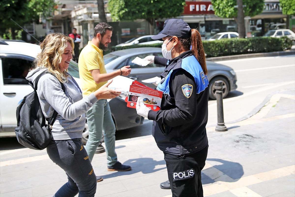 Adana'da polis sosyal mesafe uyarısında bulunarak maske dağıttı