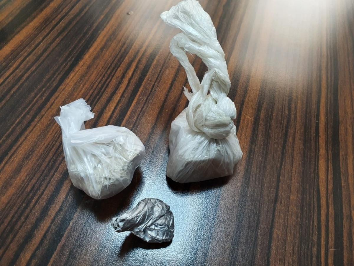 Jandarmayı g&ouml;r&uuml;nce uyuşturucu poşetlerini yol kenarına fırlattılar