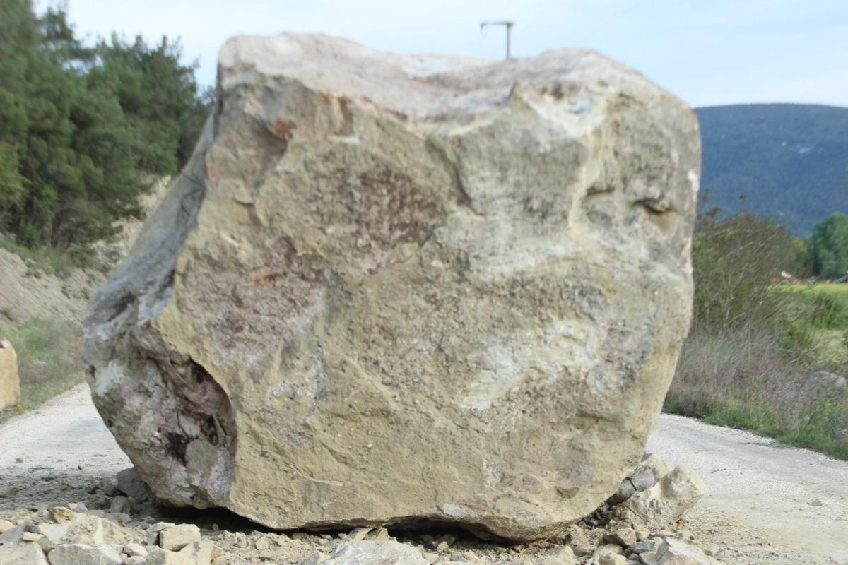 Bilecik&rsquo;te dağdan d&uuml;şen kaya par&ccedil;ası 4 k&ouml;ye giden yolu kapattı