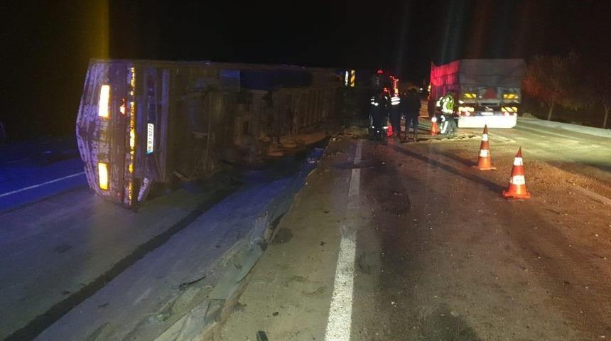 Ata çarpan tır devrildi: 1 ölü