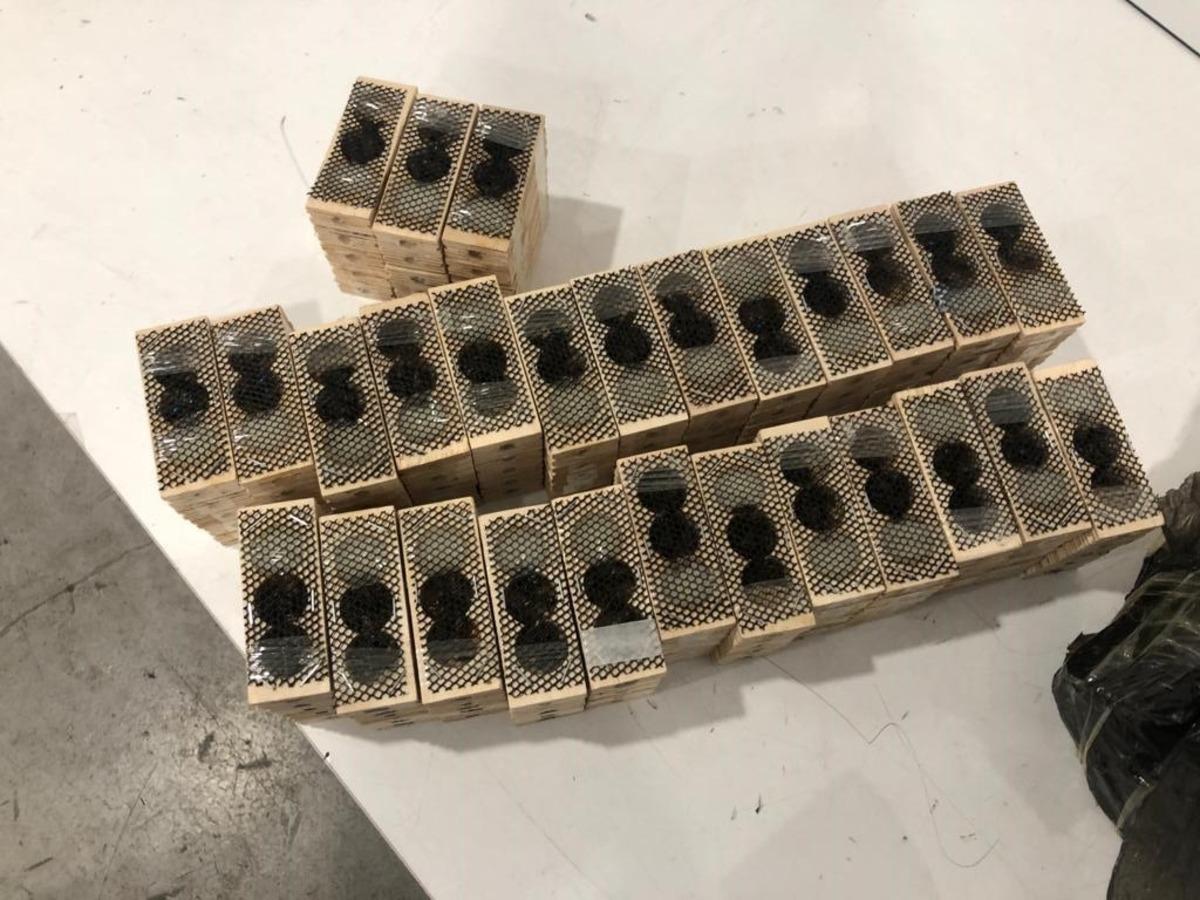 Son dakika! Sarp G&uuml;mr&uuml;k Kapısında operasyon! 1500 'krali&ccedil;e arı' ele ge&ccedil;irildi