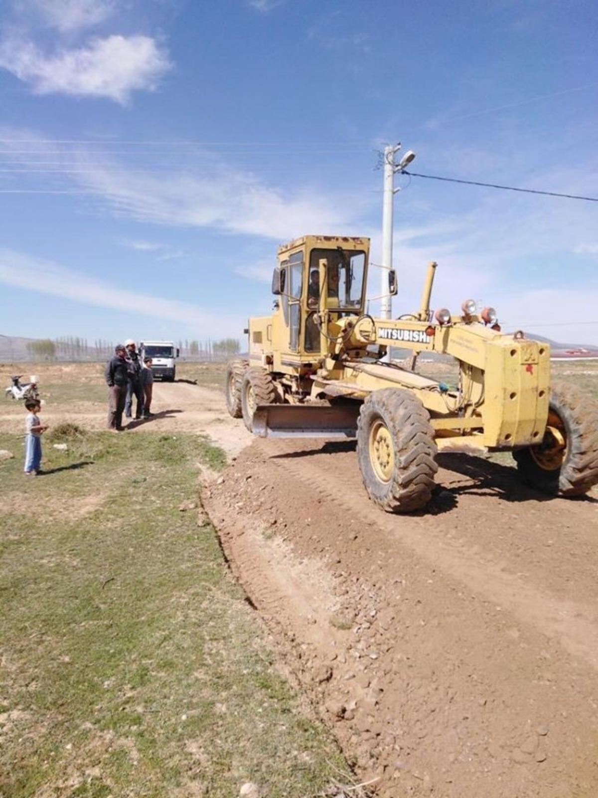 Altıntaş&rsquo;ta k&ouml;y yolu &ccedil;alışmaları