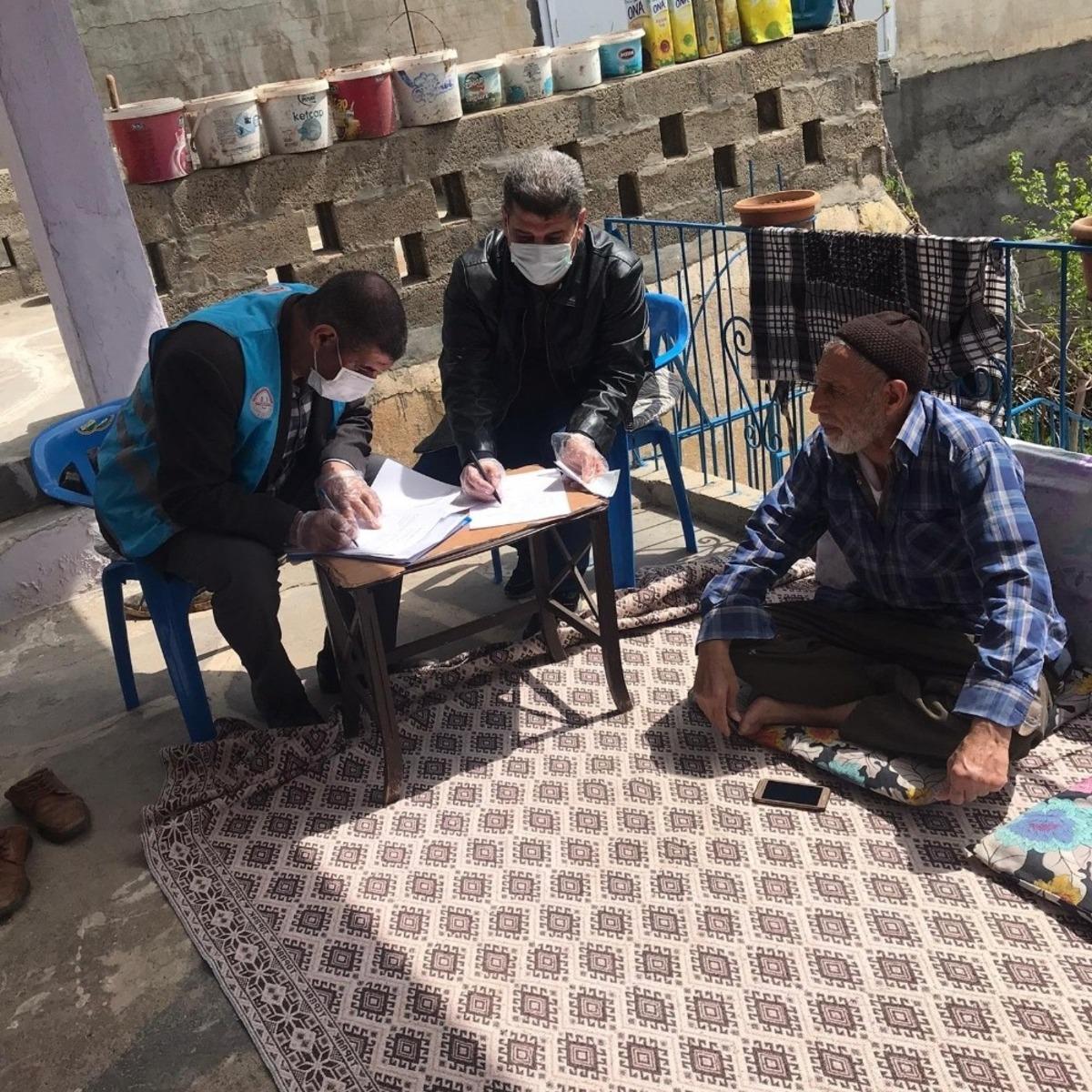 Artuklu&rsquo;da sokağa &ccedil;ıkmaları kısıtlanan vatandaşların maaşları evlerinde teslim edildi