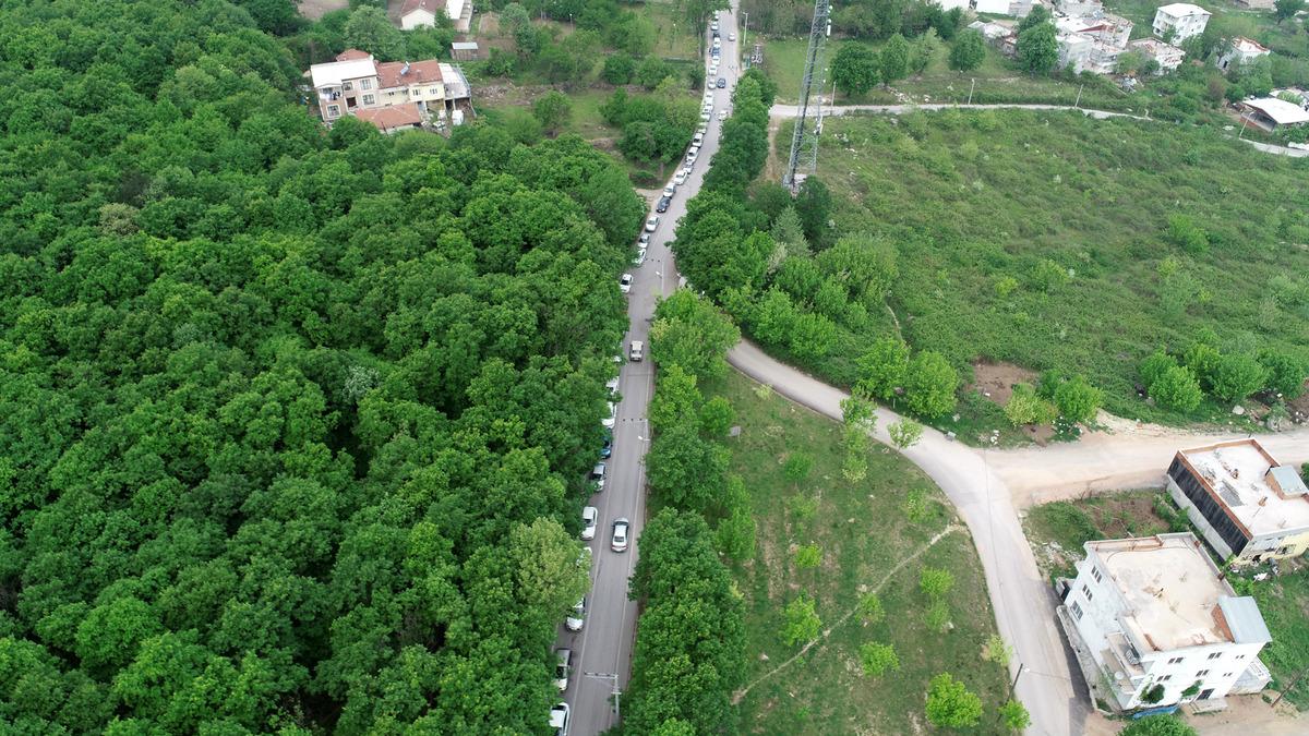 Sokağa &ccedil;ıkma kısıtlaması &ouml;ncesi kilometrelerce i&ccedil;me suyu kuyruğu