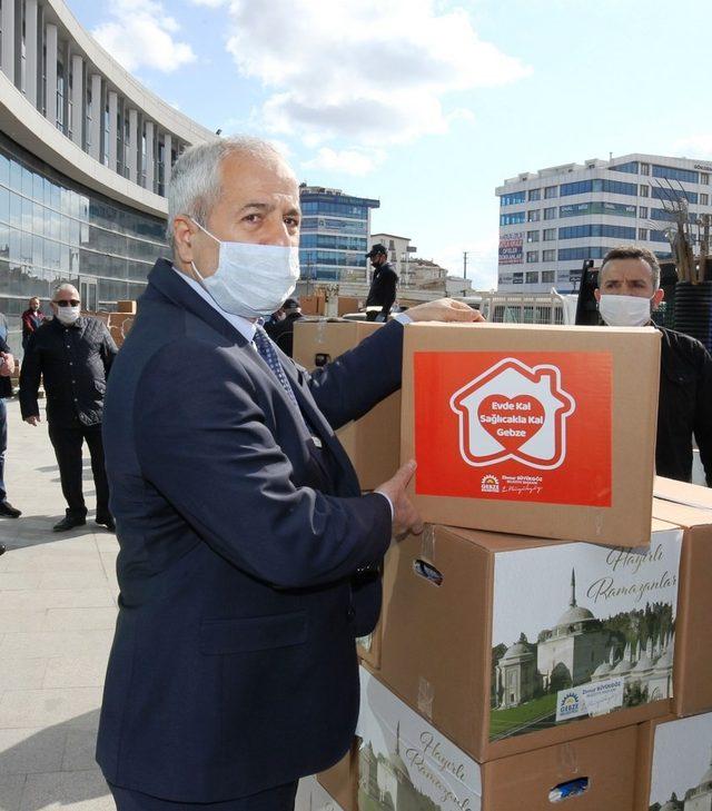 Gebze’de Ramazan erzakları evlere ulaştırılıyor