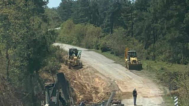 Lapseki’de yol genişletme çalışmaları