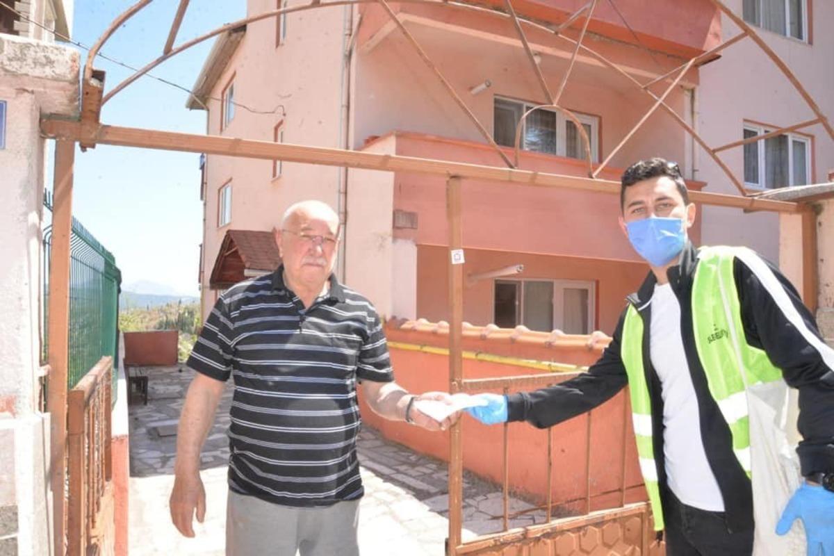 Bilecik&rsquo;te evlere 220 bine yakın maske dağıtıldı