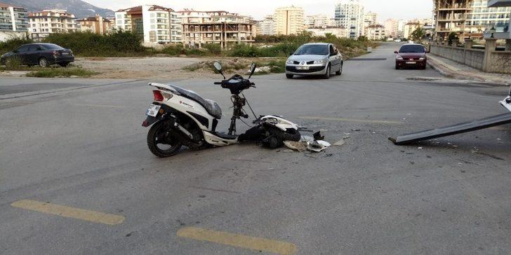 Otomobille motosiklet çarpıştı: 1 yaralı G1