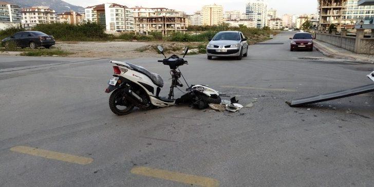 Otomobille motosiklet çarpıştı: 1 yaralı G3