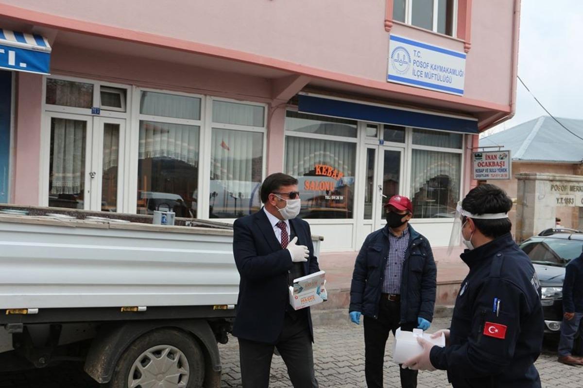 Posof tekstil at&ouml;lyesi maske &uuml;retimiyle faaliyete başladı