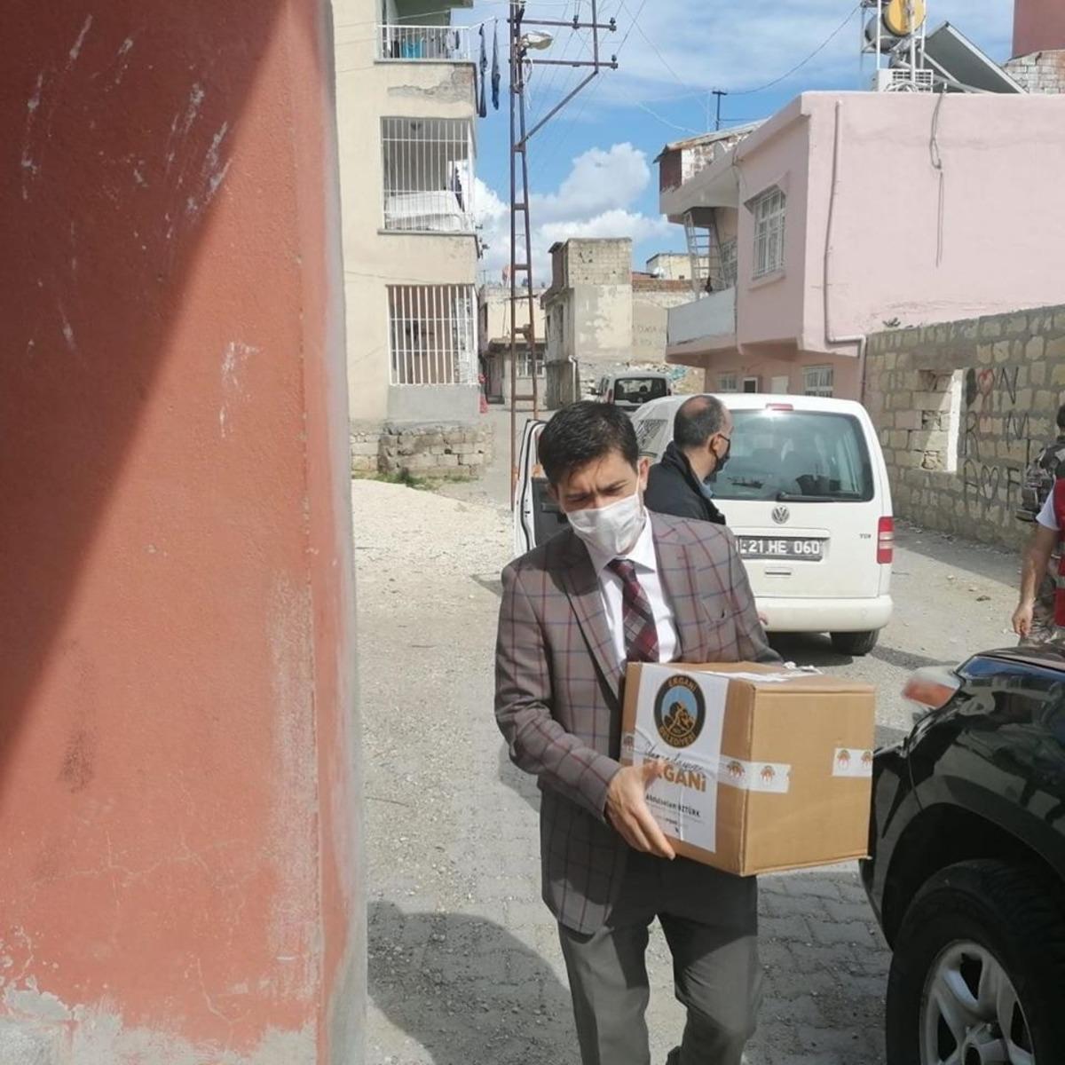 Ergani&rsquo;de evden &ccedil;ıkamayan vatandaşlara gıda kolisi dağıtılıyor