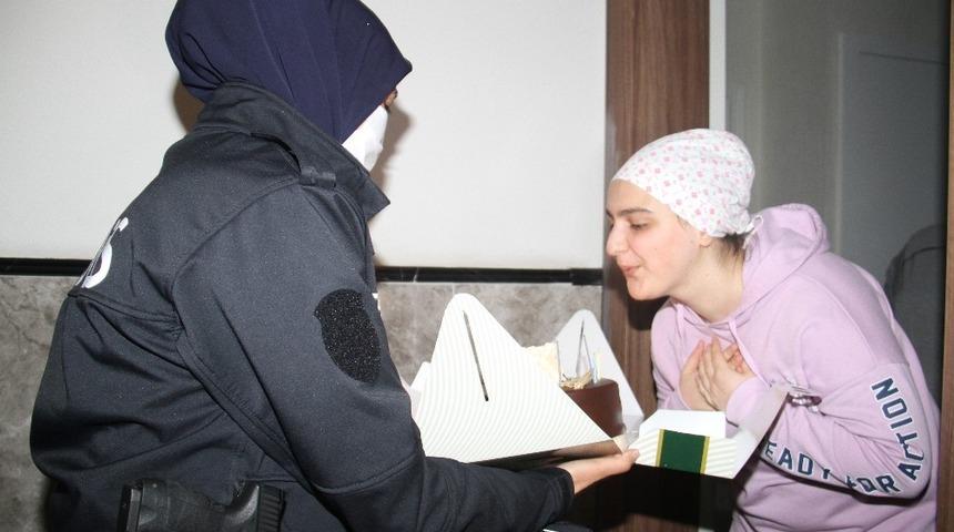 Emniyet M&uuml;d&uuml;r&uuml;nden lise &ouml;ğrencisine pastalı doğum g&uuml;n&uuml; s&uuml;rprizi