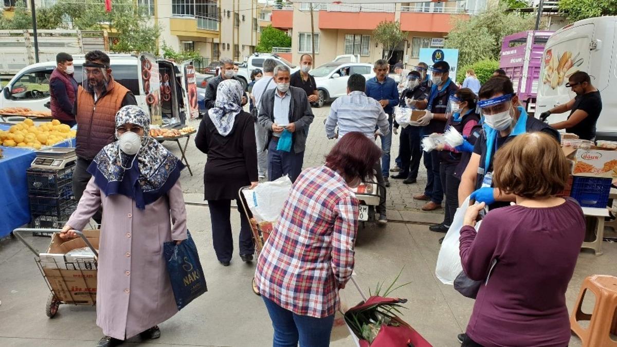 Aydın B&uuml;y&uuml;kşehir Belediyesi, Nazilli&rsquo;de maske dağıttı