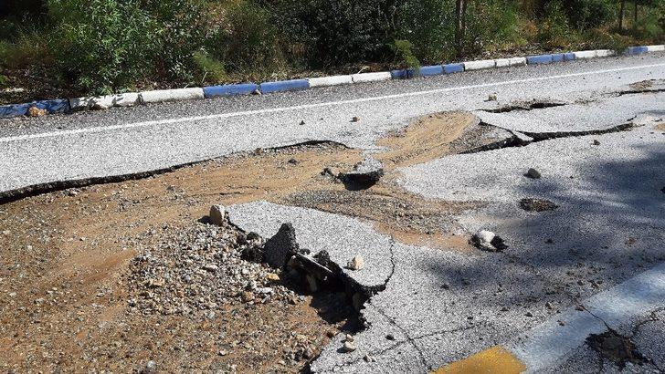 Bodrum'da su borusu patladı! Cadde savaş alanına döndü G2