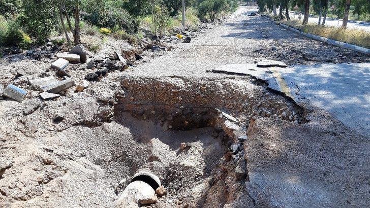Bodrum'da su borusu patladı! Cadde savaş alanına döndü G5