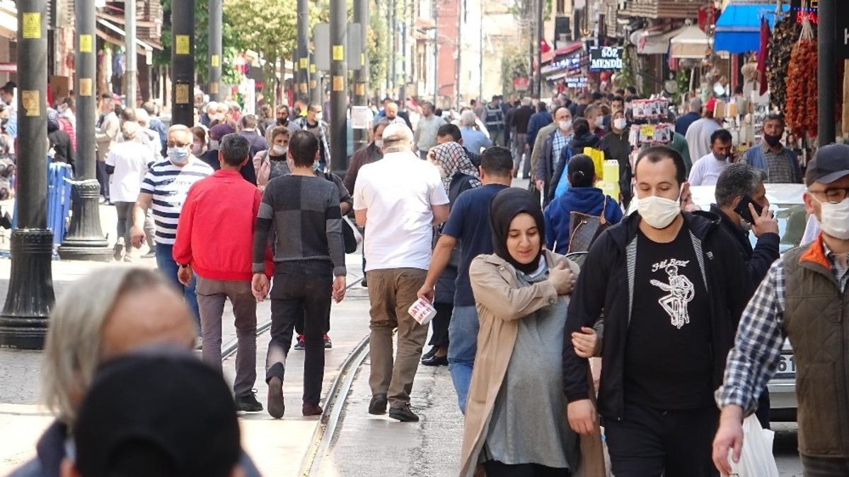 Sokağa &ccedil;ıkma kısıtlamasına saatler kala &ccedil;arşı ve pazarlar doldu taştı