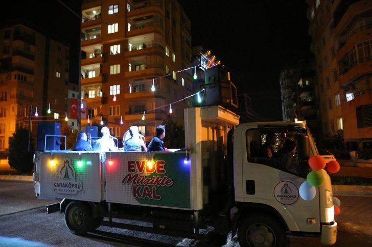 Karaköprü’de evde kalanlara ilahi konseri G2