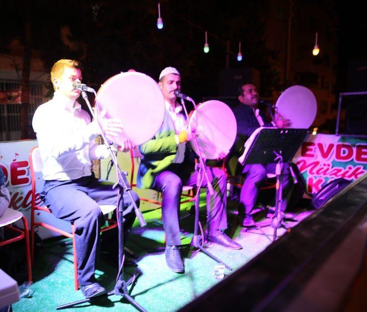 Karaköprü’de evde kalanlara ilahi konseri G4