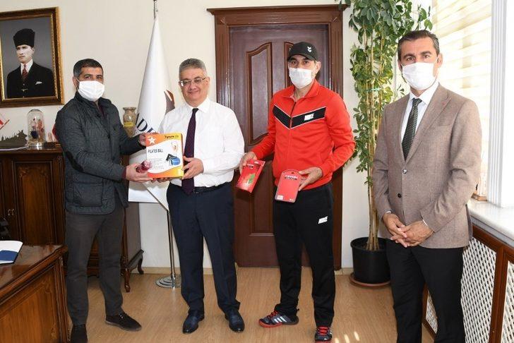 TÜFAD’dan protokol üyelerine spor malzemesi G1