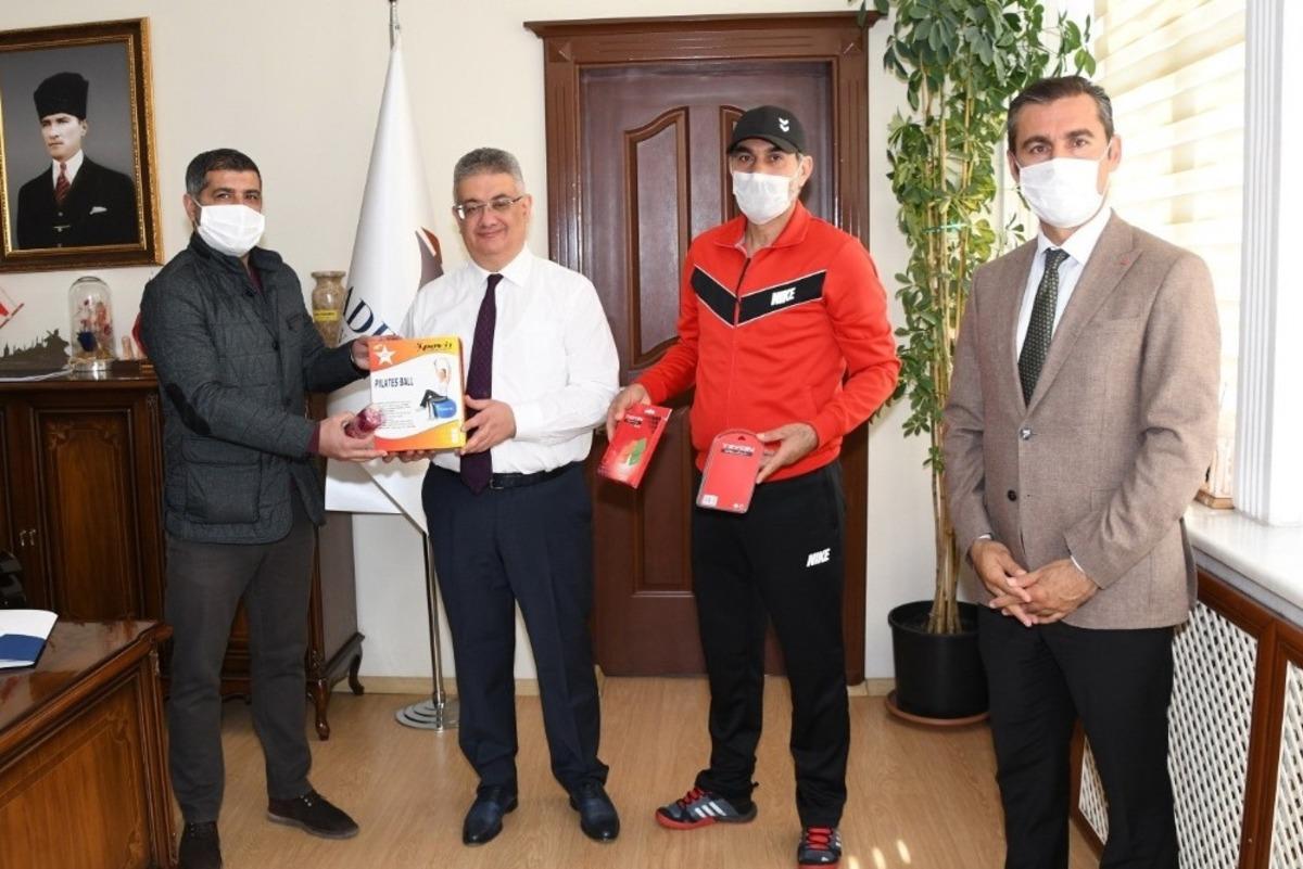 T&Uuml;FAD&rsquo;dan protokol &uuml;yelerine spor malzemesi