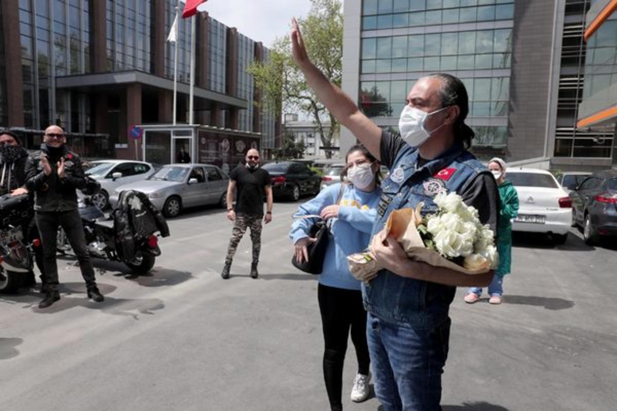 Koronavir&uuml;s&uuml; yenen doktor hastaneden motosiklet konvoyuyla b&ouml;yle uğurlandı