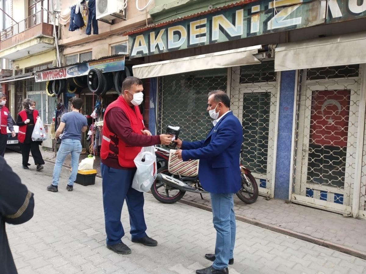 Kızılay, D&ouml;rtyol&rsquo;da esnaf ve vatandaşa maske ve dezenfektan dağıttı