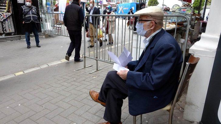 85 yaşındaki vatandaş bankaya giderken polise yakalandı G2